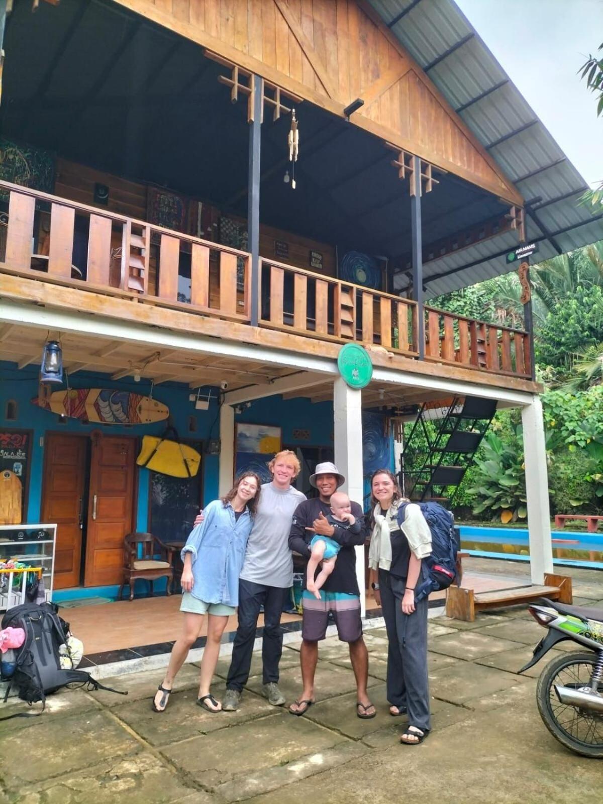 Air Manis Secret Surfcamp Apartman Taluk Batung Kültér fotó
